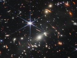 Teleskop James Webb Memotret Gambar Galaksi Terjauh Penuh Warna