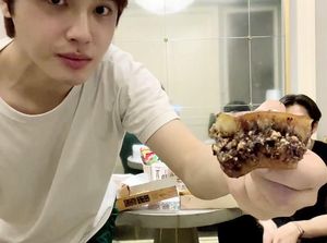 Gelar Konser di Jakarta, THE BOYZ Sempat Cicip Martabak dan Emping