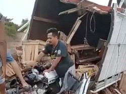 Truk Pengangkut Salak Kecelakaan di Tol Palembang, Sopir Terjepit