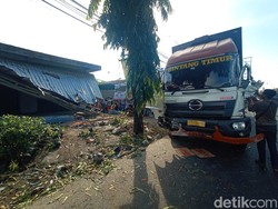 Brakkk! Truk Tronton Tabrak Rumah Warga di Pantura Kudus