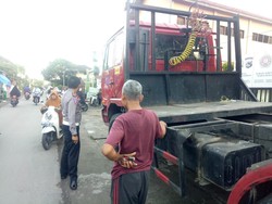 Polisi Buru Sopir Truk Usai Tabrak 2 Pemotor Tewas di Lombok Barat
