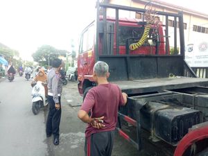 Polisi Buru Sopir Truk Usai Tabrak 2 Pemotor Tewas di Lombok Barat Polisi Buru Sopir Truk Usai Tabrak 2 Pemotor Tewas di Lombok Barat