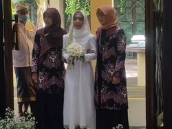 Viral Kisah Wanita Asal Surabaya Dinikahi Bule saat Usianya 47 Tahun