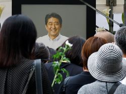 Mantan PM Jepang Shinzo Abe Dimakamkan, Pelayat Berdatangan