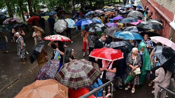 Mereka yang Harus Hujan-hujanan Demi Bantuan Makanan di Ukraina