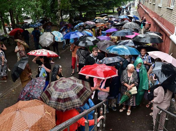Mereka yang Harus Hujan-hujanan Demi Bantuan Makanan di Ukraina
