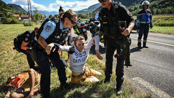 Upss... Aksi Aktivis Ini Bikin Pebalap Tour de France Nggak Bisa Lewat