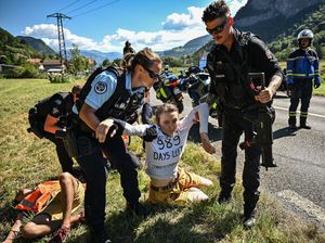 Upss... Aksi Aktivis Ini Bikin Pebalap Tour de France Nggak Bisa Lewat Upss... Aksi Aktivis Ini Bikin Pebalap Tour de France Nggak Bisa Lewat