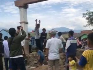Warga Bongkar Paksa Tembok Penghalang Jalan Perumahan di Cianjur Warga Bongkar Paksa Tembok Penghalang Jalan Perumahan di Cianjur