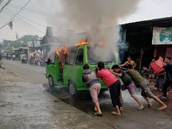 Angkot di Cilebut Bogor Terbakar, Penumpang Berhamburan Keluar