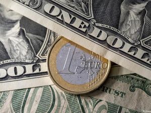 Pertama Kali Dalam 20 Tahun! Nilai Euro di Bawah Dolar AS