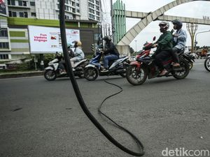 Awas! Ada Kabel Putus di Bekasi Timur Awas! Ada Kabel Putus di Bekasi Timur