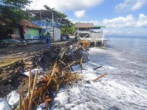 Bahaya, Bangunan Ini Terancam Amblas Gegara Abrasi Pantai di NTB