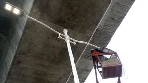 Perbaikan Lampu PJU di Kolong Tol Bekasi Raya