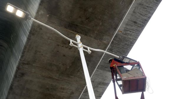 Perbaikan Lampu PJU di Kolong Tol Bekasi Raya
