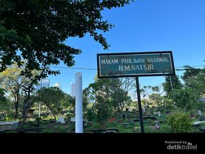 Berziarah ke Makam Buya Natsir di TPU Karet Bivak