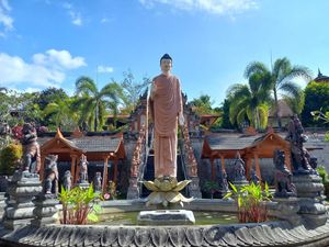 Butuh Healing? Coba Meditasi di Wihara Terbesar di Bali Butuh Healing? Coba Meditasi di Wihara Terbesar di Bali