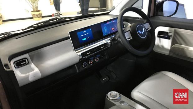 Mobil listrik mungil Wuling AIR EV yang tersedia dalam dua piilih yaitu standard range dan long range punya ketentuan jika baterai hendak dicas menggunakan daya listrik rumah.