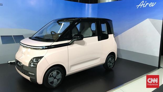 Mobil listrik mungil Wuling AIR EV yang tersedia dalam dua piilih yaitu standard range dan long range punya ketentuan jika baterai hendak dicas menggunakan daya listrik rumah.
