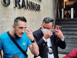 Claudio Martinez Serahkan Bukti Pengeroyokan Pegawai Bar Jaksel ke Polisi
