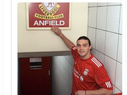 Tapi yang paling ramai dari banjirnya meme soal Darwin Nunez adalah sosok ini: Andy Carroll. Foto: dok. Twitter