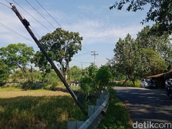 2 Tiang Jaringan Kabel di Jalan Juwiring-Karangdowo Miring Bikin Khawatir