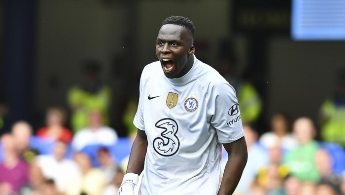 Edouard Mendy of Chelsea shouts instructions to his teammates during the Premier League match between Chelsea and Watford at Stamford Bridge, London on Sunday 22nd May 2022.  (Photo by Ivan Yordanov/MI News/NurPhoto via Getty Images)