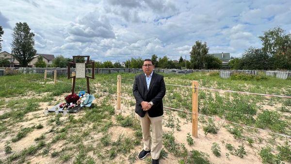 Potret Fadli Zon di Ukraina Cek Bangunan Hancur-Pemakaman Massal