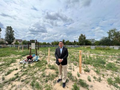 Potret Fadli Zon di Ukraina Cek Bangunan Hancur-Pemakaman Massal