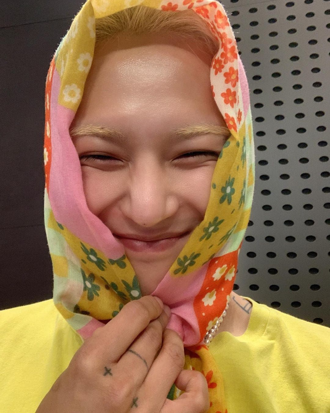 Gaya Mino WINNER Pakai Pashmina Buatan Indonesia