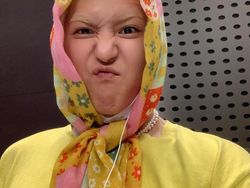 Gaya Mino WINNER Pakai Hijab Buatan Indonesia yang Curi Perhatian
