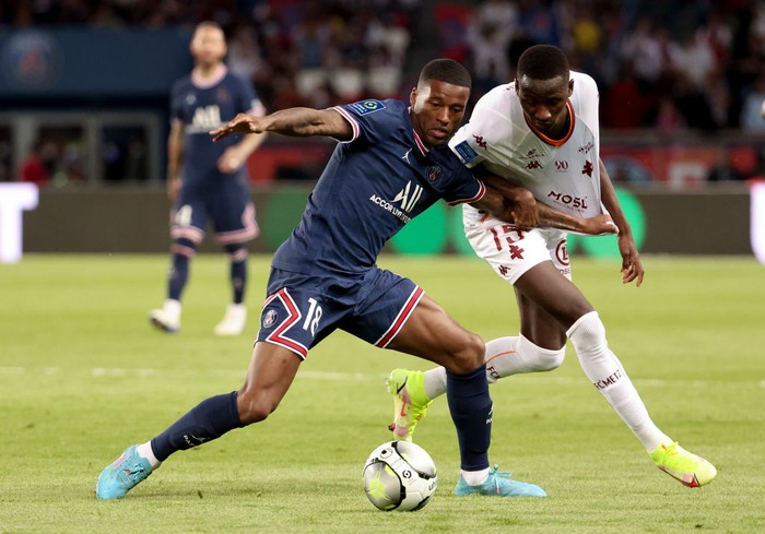PARIS, FRANCE - MAY 21: Georginio Wijnaldum of PSG, Pape Matar Sarr of FC Metz (left) during the Ligue 1 Uber Eats match between Paris Saint-Germain (PSG) and FC Metz at Parc des Princes stadium on May 21, 2022 in Paris, France. (Photo by John Berry/Getty Images)