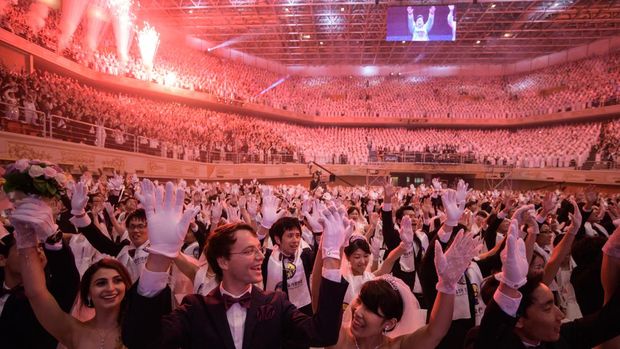 Gereja Unifikasi NEWFOUNDLAND, PENNSYLVANIA - OCTOBER 14: Members of the World Peace and Unification Sanctuary hold their AR-15 rifles as they participate in a Life Holy Marriage Blessing at the church on October 14, 2019 in Newfoundland, Pennsylvania. The controversial church, which is led by the son of the late Rev. Sun Myung Moon, believes the AR-15 symbolizes the