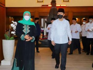 Pulang dari Tanah Suci, Khofifah Langsung Rakor dengan Emil dan OPD