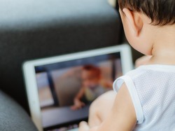 Keseringan Gunakan Gadget, Banyak Anak Derita Rabun Mata