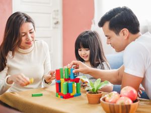 Studi: Anak Lebih Berprestasi Jika Ayah Mau Membaca dan Main Bersama