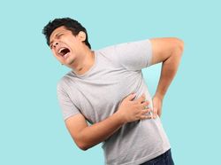 Sakit Punggung Disertai Sesak Napas Pasca Terjatuh, Tanda Sakit Apa Dok?