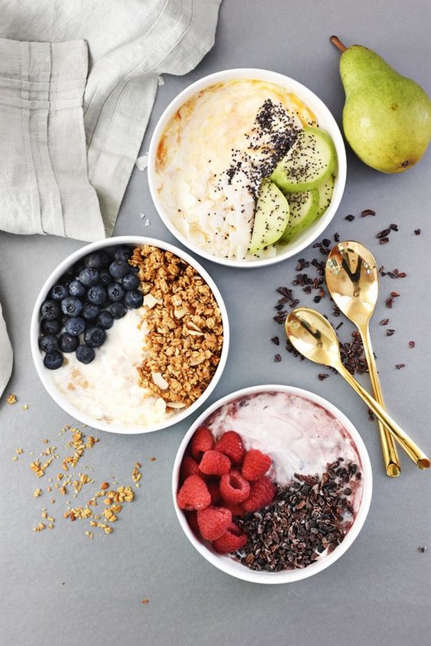 Ilustrasi yogurt yang dikombinasikan dengan berbagai macam buah