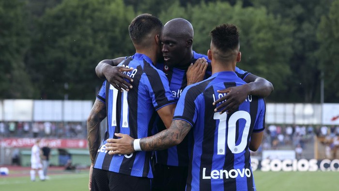 LUGANO, SWITZERLAND - JULY 12: Joaquin Correa (L) of FC Internazionale celebrates with Romelu Lukaku (C) and Lautaro Martinez (R) after scoring the his teams third goal during the Pre-Season Friendly match between FC Lugano and FC Internazionale at Cornaredo Stadium on July 12, 2022 in Lugano, Switzerland. (Photo by Giuseppe Cottini/Getty Images)