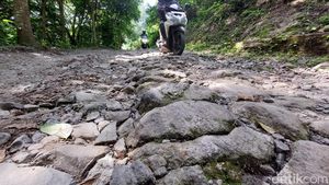 Jalan Rusak di Pelosok Bandung Barat Sejak 2013