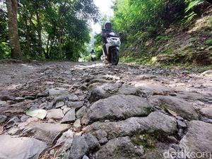 Jalan Rusak di Pelosok Bandung Barat Sejak 2013