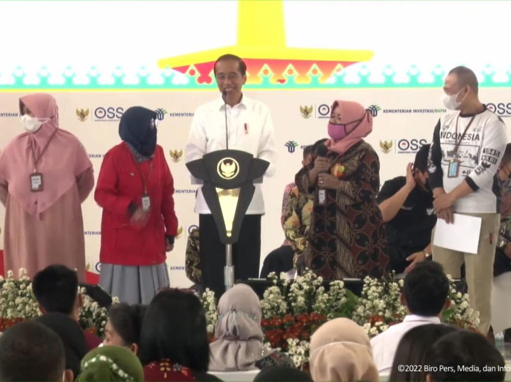 Nggak Dapat Bantuan UMKM, Emak-emak Protes di Depan Jokowi Nggak Dapat Bantuan UMKM, Emak-emak Protes di Depan Jokowi
