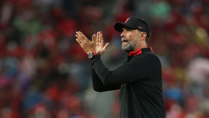 BANGKOK, THAILAND - JULY 12:  Jurgen Klopp the head coach / manager of Liverpool applauds during the preseason friendly match between Liverpool and Manchester United at Rajamangala Stadium on July 12, 2022 in Bangkok, Thailand. (Photo by Matthew Ashton - AMA/Getty Images)