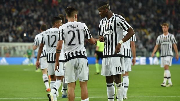 TURIN, ITALY - APRIL 20:  Paulo Dybala (L) of Juventus FC celebrates after scoring his second goal with team mate Paul Pogba during the Serie A match between Juventus FC and SS Lazio at Juventus Arena on April 20, 2016 in Turin, Italy.  (Photo by Valerio Pennicino/Getty Images)