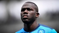 Bek: Kalidou Koulibaly, transfer dari Napoli segera rampung. Foto: Getty Images