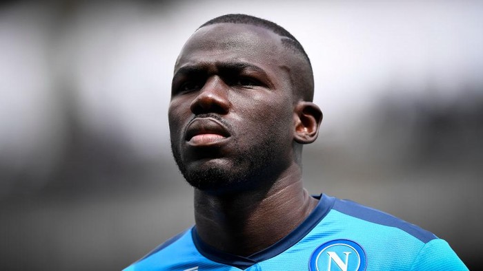 TURIN, ITALY - MAY 07:  Andrea Belotti of Torino FC is challenged by Kalidou Koulibaly of SSC Napoli during the Serie A match between Torino FC and SSC Napoli at Stadio Olimpico di Torino on May 7, 2022 in Turin, Italy.  (Photo by Valerio Pennicino/Getty Images)