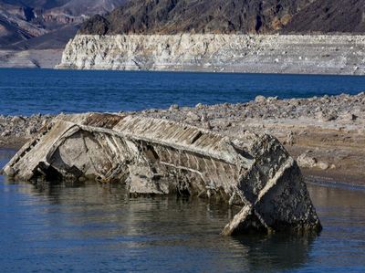Kapal Perang Dunia II Muncul dari Danau yang Mengering di AS