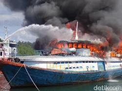 1 Jam Kobaran Api KM Beriloga di Mentawai Berhasil Dipadamkan