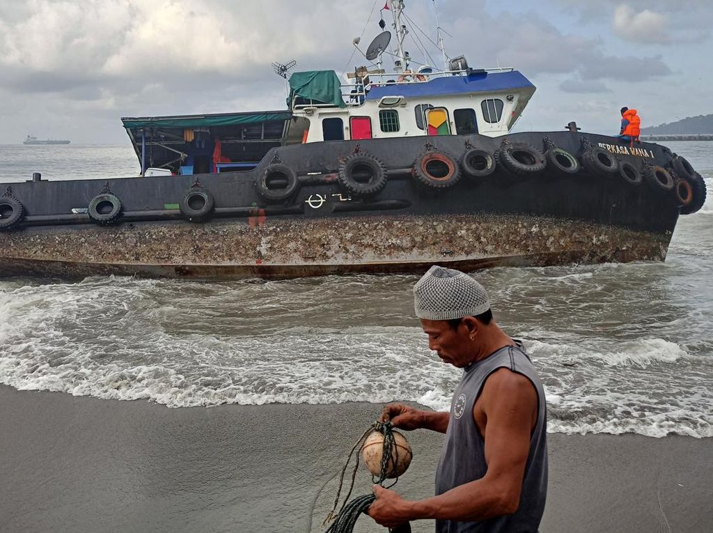 Tali Putus, Evakuasi Kapal Tongkang di Perairan Tanah Ampo Gagal