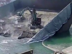 Kapal Tongkang Muatan Clinker Patah di Dermaga Pelabuhan Bayah